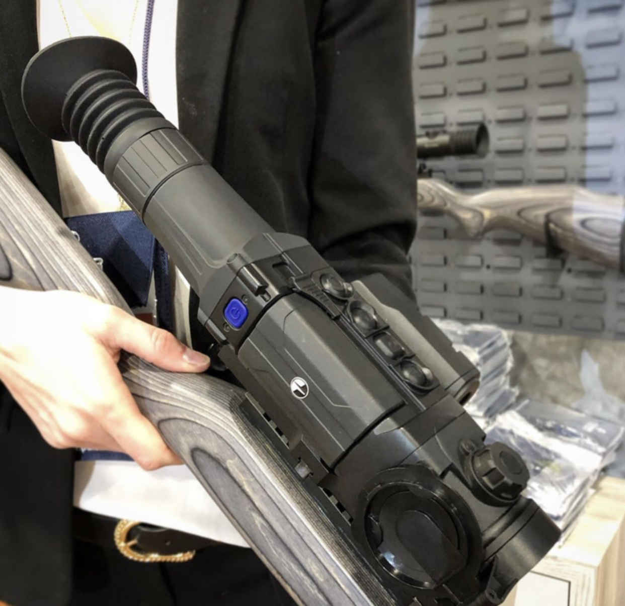 вид сбоку прицела Pulsar Thermion XQ38 на ружье